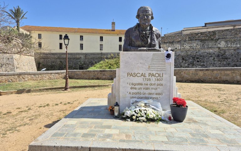 Napoleon Geburtshaus und Paoli Denkmal